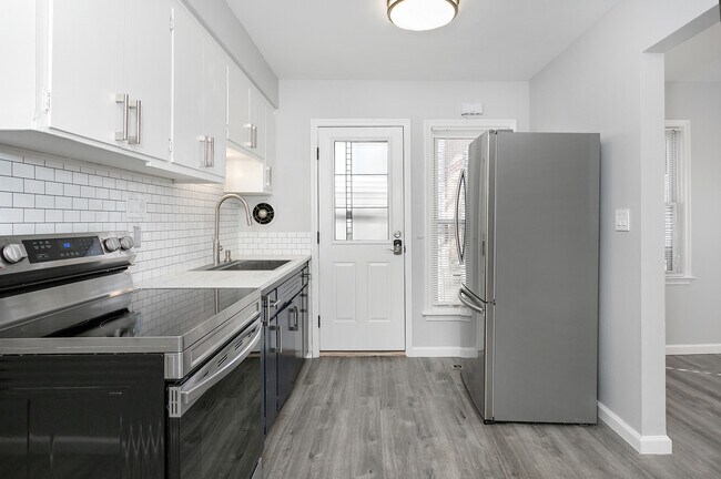 Primary Photo - 127 E Hazelhurst St