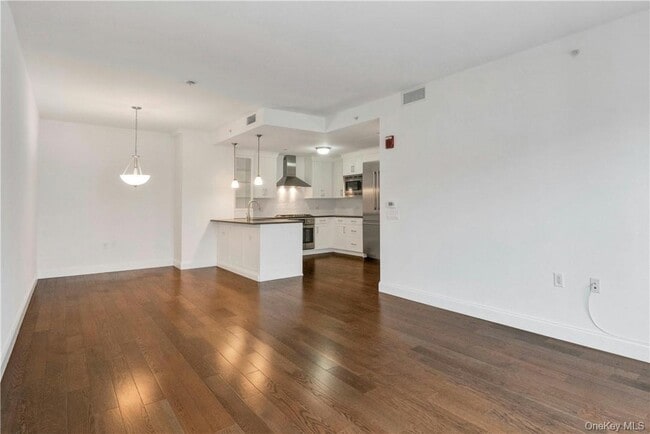 Building Photo - 10 Byron Pl