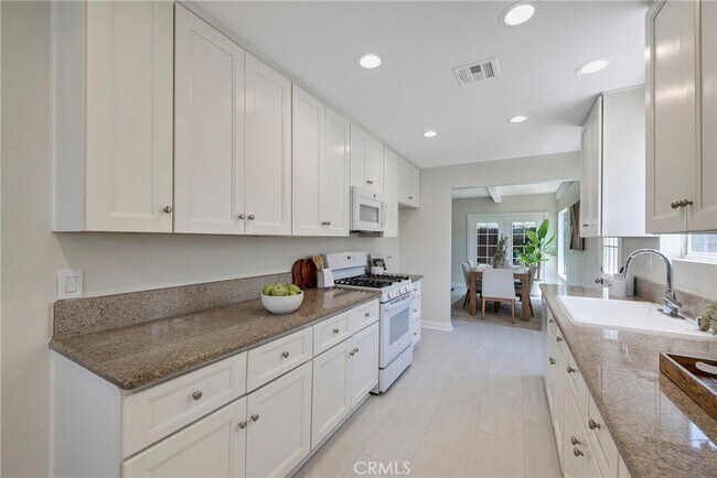 Building Photo - 618 S Pine Dr