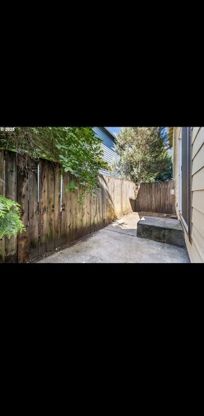 Building Photo - 2833 NE Stapleton Rd