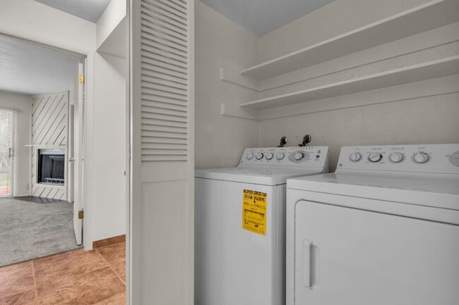 Building Photo - Prime Park Meadows Home