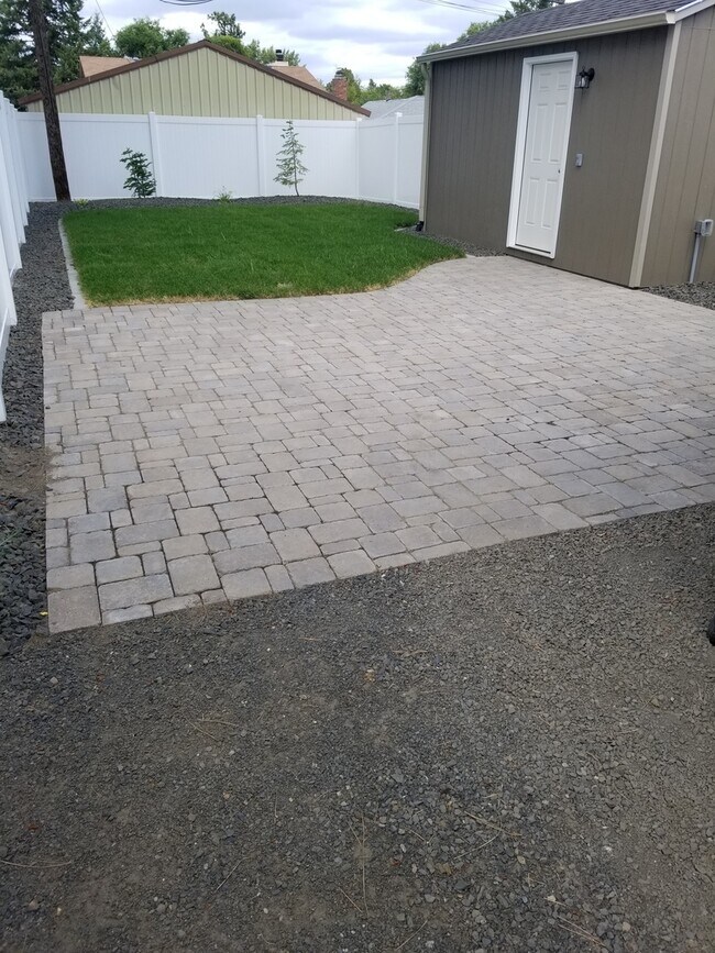 Building Photo - Spacious & Updated 3 bedrooms +large rec room 2 baths, landscaped