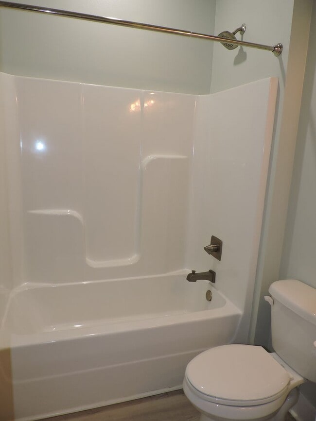 Building Photo - Easy access to interstate, shopping & downtown Pensacola!