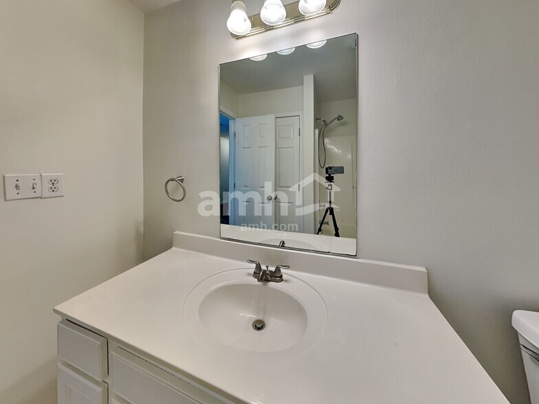 Building Photo - 106 Sweetland Ct