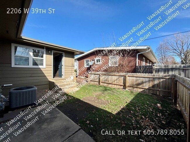 Building Photo - 2206 W 39th St