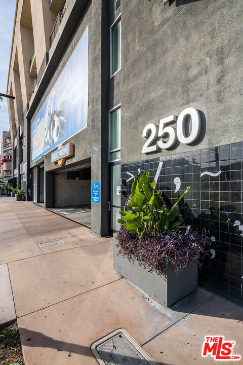 Building Photo - 250 N 1st St