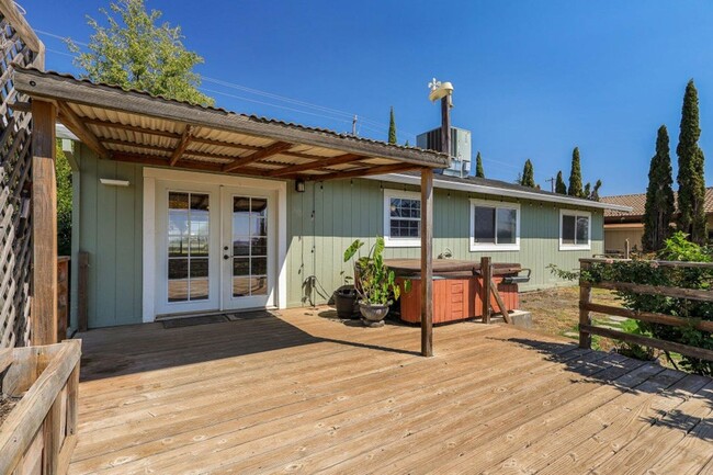 Building Photo - Beautiful Home w/ Panoramic Views!!  (Lake...