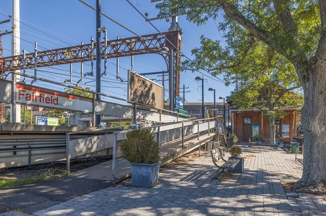 Building Photo - 381 S Pine Creek Rd