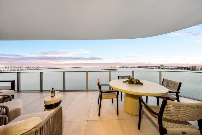 Building Photo - 700 NE 24th St