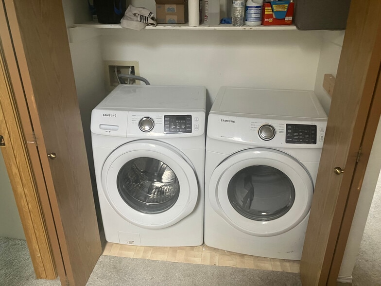 laundry - 1490 Sausalito Dr