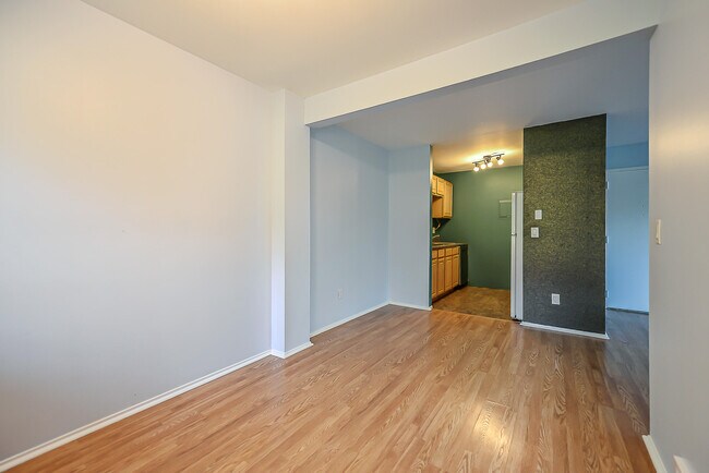 Building Photo - 2120 Pauline Blvd