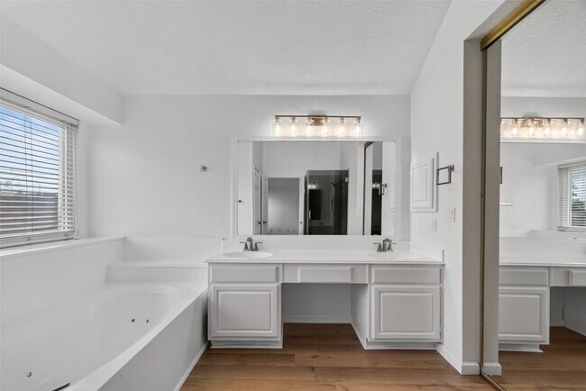 Building Photo - 7403 Oak Walk Dr