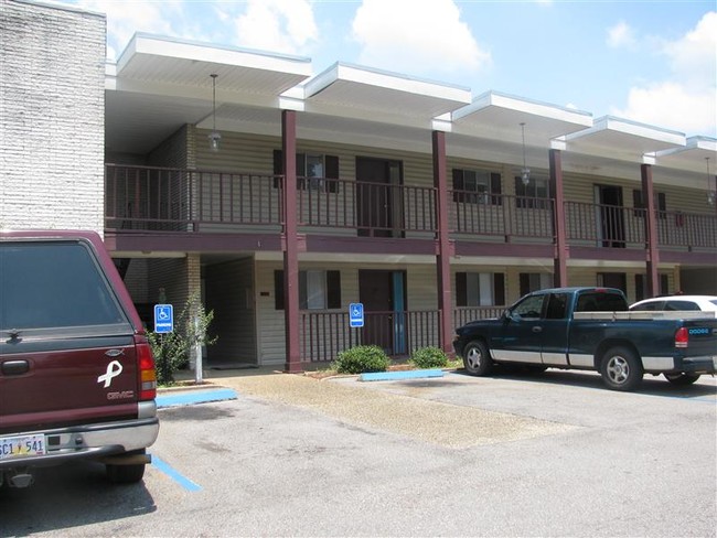 Building Photo - 3210 Pleasant Valley Rd