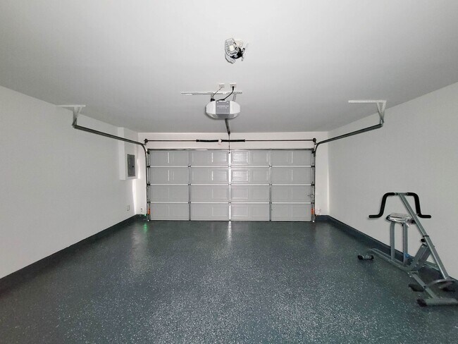 Building Photo - Beautiful Home with a Smart, Functional Fl...