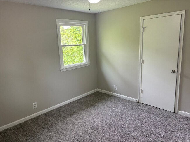 Building Photo - 3 bed 1 bath unit in duplex