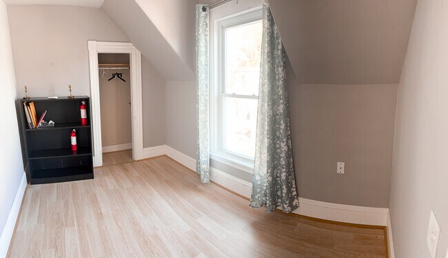 Building Photo - 4 Autumn St