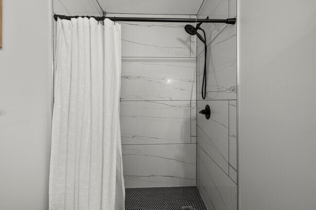 Building Photo - BEAUTIFULLY REMODELED, CONVIENENTLY LOCATE...
