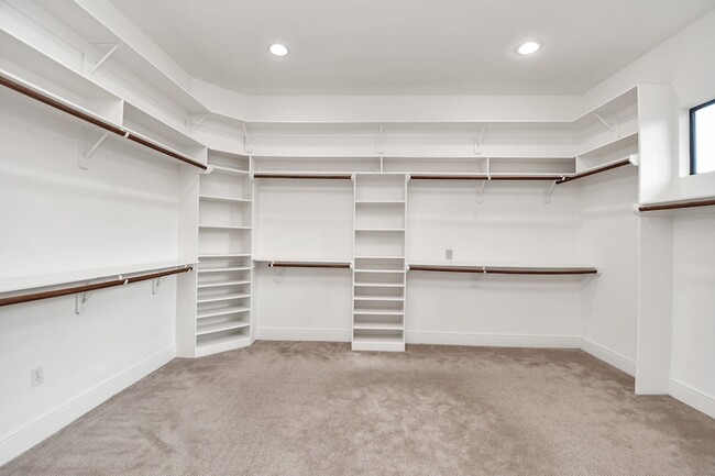 Building Photo - 1611 Lynnview Dr