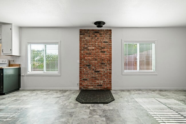 Building Photo - Adorable and clean country property locate...
