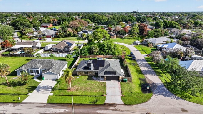 Building Photo - 481 SW Aster Rd