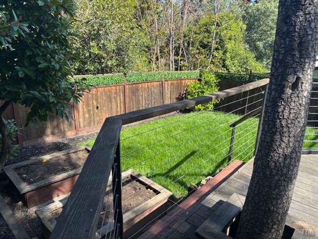 Building Photo - Fabulous Private Home Near Mills!