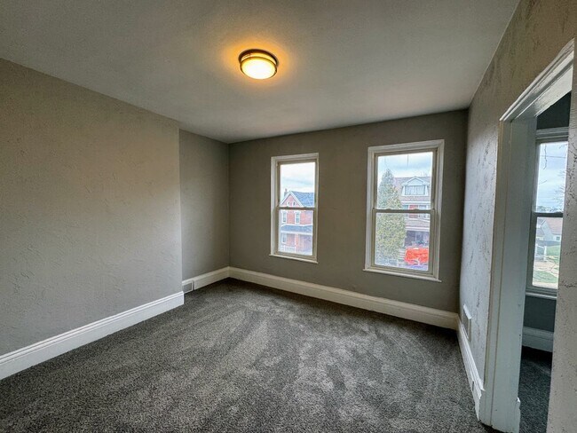 Building Photo - 320 Orchard Pl