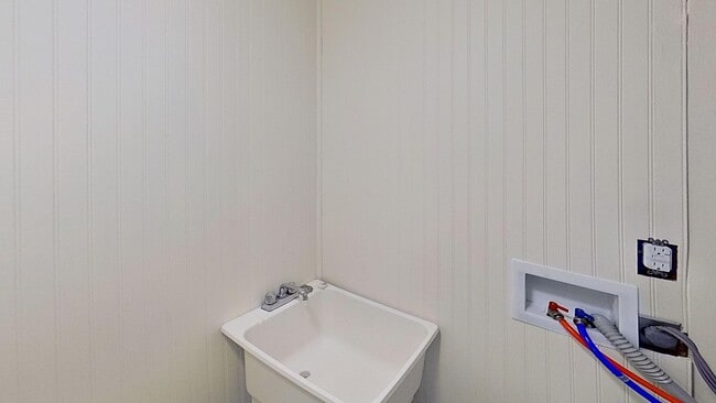 Building Photo - 181 Maple St