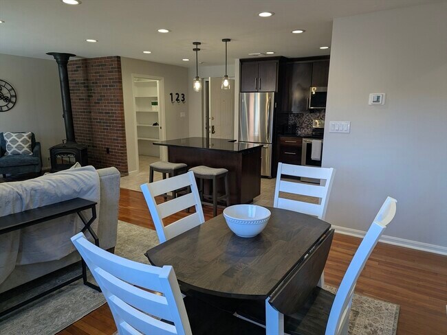 Building Photo - 20 Central St