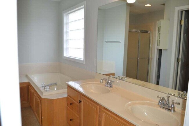 Building Photo - 808 Shakertown Way