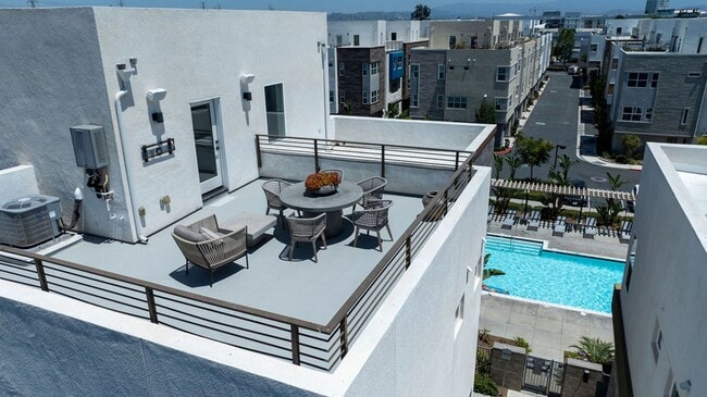 Building Photo - FURNISHED MODEL TOWNHOME IN HOA COMMUNITY