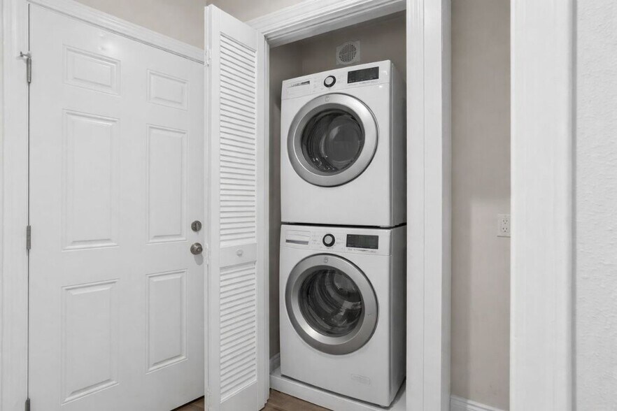 Building Photo - 1745 W 39th St