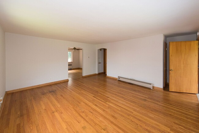 Building Photo - Extra Spacious Top Unit Duplex