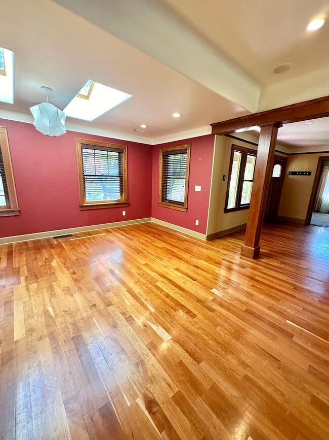 Building Photo - 3 Bedroom 2 Bath House