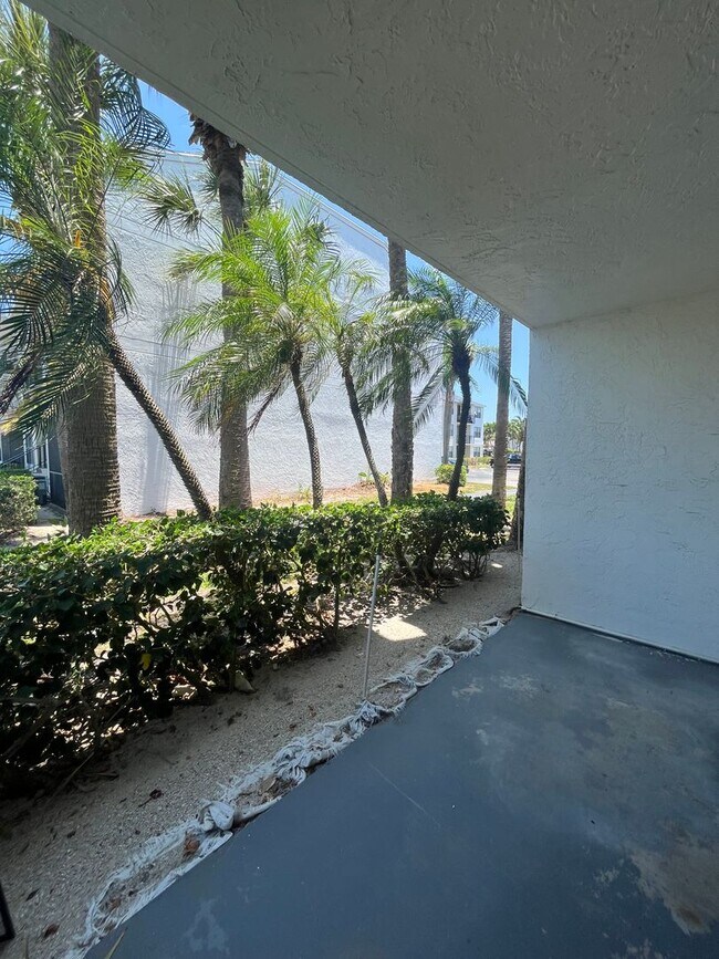 Building Photo - ONE BEDROOM ONE BATHROOM! WATERFRONT COMMUNITY!