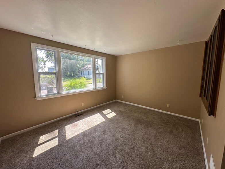 Building Photo - 806 15th Ave S