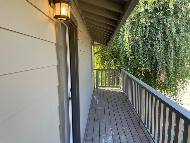 Building Photo - Now soon! 3 Bed/2 Bath Close to Downtown Lodi