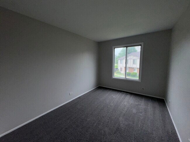 Building Photo - 10 Fernwood Dr