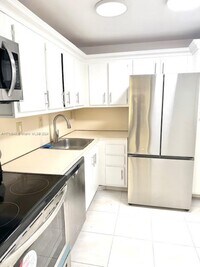 Building Photo - 3731 N Country Club Dr
