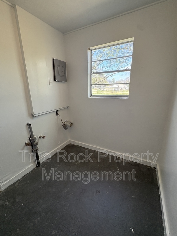 Building Photo - 730 W 8th St