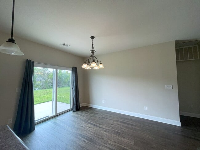 Building Photo - 111 Willow Dr