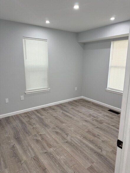 Primary Bedroom - 285 Rose St