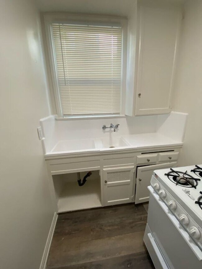 Building Photo - $1,695 - Charming Studio Apt located in th...