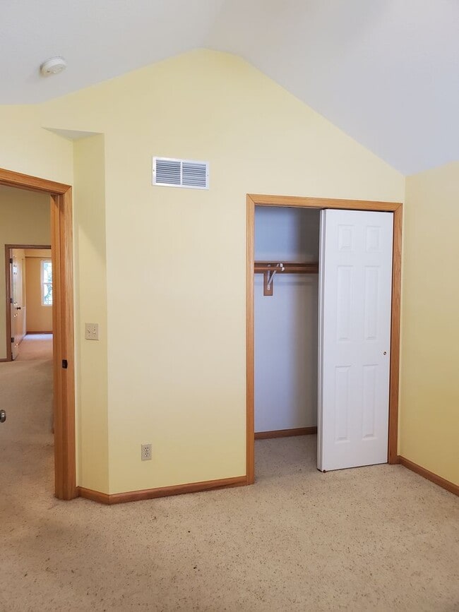 Building Photo - 3 bedroom 3 bath, 2car gar, balcony deck a...