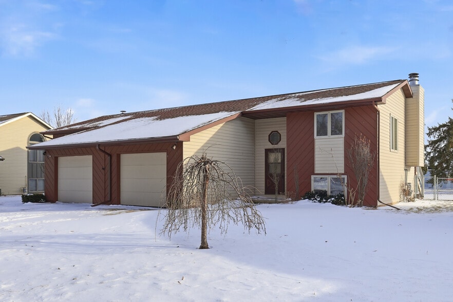 Building Photo - 809 W Ridgeview Dr