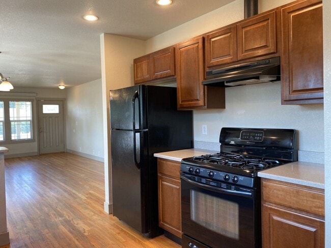 Building Photo - STUDENTS WELCOME! Charming 3 Bed 2 Bath Single Family Home in Old Town