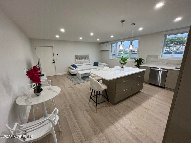 Building Photo - 1217 Ocean Ave N