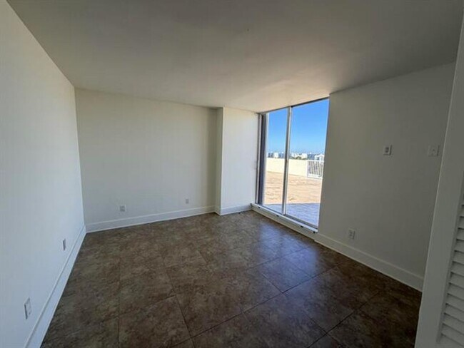 Building Photo - 2000 NE 135th St