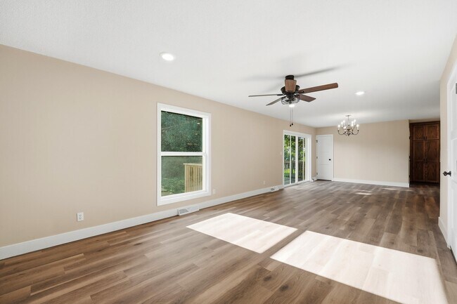 Building Photo - 1104 Falcon Dr