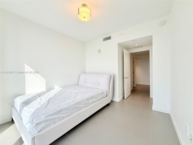 Building Photo - 1600 NE 1st Ave