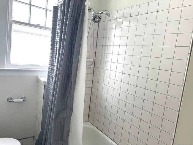 Building Photo - 108 Concord St